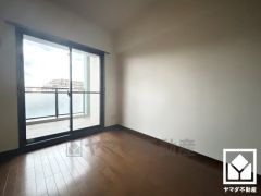 約4.5帖の洋室です。バルコニーにつながるお部屋で、通風・陽当たり良好。