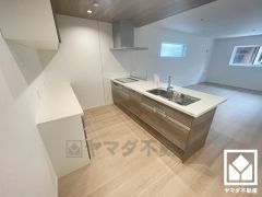 フラットタイプのカウンターキッチンなので配膳や片付けがしやすく、お料理中でもお子様の様子が分かって安心です。