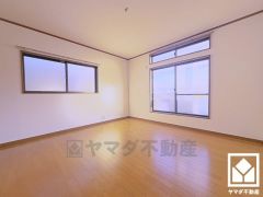 約7帖の3階洋室です。バルコニーにつながるお部屋で、通風・陽当たり良好。