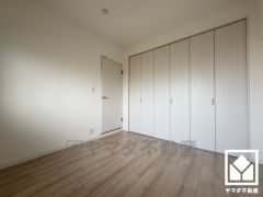 約5帖の洋室で、お子様のお部屋などにも丁度良い広さ。独立した居室なのでプライベートな時間をゆったり過ごせそうです。