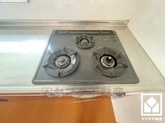 家族のごはん作りがはかどる。同時調理ができる3口コンロ付き。（リフォーム前の写真です）