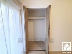 クローゼットは奥行きがあるので、収納力も申し分ありません。お洋服はもちろん、スーツケースなどの大物もしっかり収納できます。