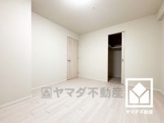 約8帖の洋室です。ウォークインクローゼット付きのお部屋で整理整頓しやすいです。
