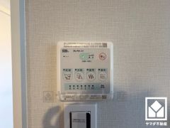 浴室暖房乾燥機付き。真冬の寒い浴室を暖かく、また雨の日の洗濯物の乾燥にと多用途に活躍する機能です。