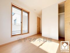 バルコニーにつながるお部屋で、通風・陽当たり良好。全居室フローリングでお掃除ラクラクです。