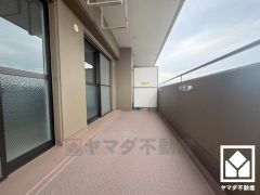 北側・東側の2面バルコニーで風通し良好。北側は奥行きがあり広々としているため、お洗濯物をたっぷりと干す事ができます。8階建て6階部分で前面に視界を遮る高い建物がなく、開放的な景色が広がります。