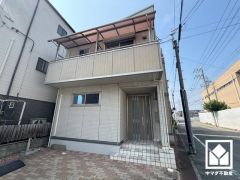 耐震性の高い軽量鉄骨造の2階建住宅です。
