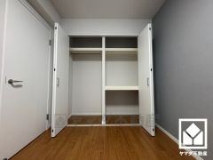 新たに家具を買わなくても良いので、ハンガーパイプ付きのクローゼットは嬉しいですね。