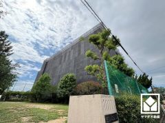 敷地南側に隣接して緑豊かで広々とした公園がございます。子育て世帯の方にもお勧めです。