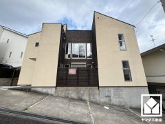 上質な暮らしを象徴する、スタイリッシュな外観のデザイナーズ住宅。帰るたびに誇らしく思える住まいがここに。