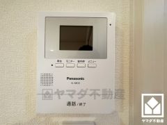 突然の来訪時でも安心なモニター付きインターホンを完備。お留守番中のお子様でも簡単に来訪者の確認ができます。