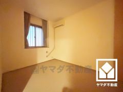 約5帖の洋室です。洋室はリビング・洋室は防音性、保温性に優れたカーペット敷き詰めです。防滑性、クッション性も高く、お子様のお部屋としてもお勧めです。