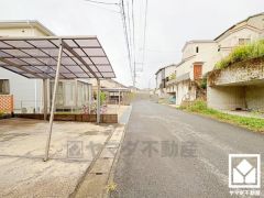 前面道路と敷地はフラットに繋がっており、車の出入りもしやすい立地です。