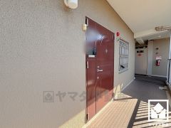 玄関は親子ドアで大きく開くため、ベビーカーでの出入りも楽々です。