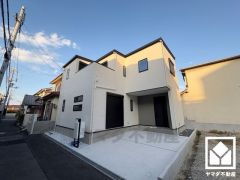 落ち着いた色合いと直線的な美しさが調和したモダンな外観。帰るたびに安心感を感じられる佇まい。