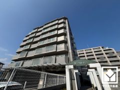 キッチンには窓がございますので、昼間は手元が明るく、お料理がはかどります。家族のごはん作りがはかどる。同時調理ができる3口コンロ付き。