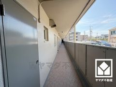 「塚口小学校」まで徒歩1分。低学年のお子様も安心して通学していただけます。