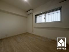 約4.8帖の洋室です。全室新品エアコン設置済みなので、お引越し直後から快適にお過ごしいただけます。