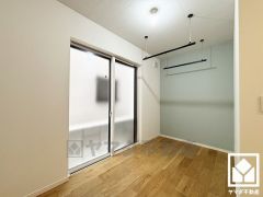 納戸には室内物干し「ホスクリーン」が2列設置されており、天候に関係なくお洗濯物を干していただけます。花粉・黄砂の多い日も安心です。使わないときには竿を外すことも可能です。