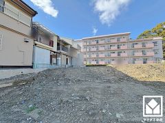 キッチンには床下収納もございます。災害時の非常食や食料品のストックなども保存できます。