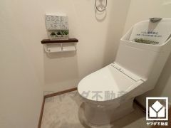 明るく清潔感溢れるトイレです。2連トイレットペーパーホルダーなのでお取替えの手間が軽減できます。