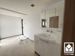 小さなお子様のお風呂上りもこのスペースがあればゆったりとして頂けます。室内洗濯機置場がございますので、天候に左右されず洗濯していただけます。