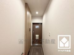 シンプルで洗練された玄関デザイン。帰るたびにホッとできる、心地よい住まいの入り口。