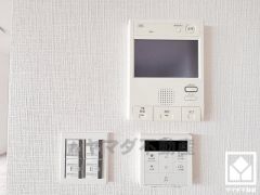 突然の来訪時でも安心なモニター付きインターホンを完備。お留守番中のお子様でも簡単に来訪者の確認ができます。