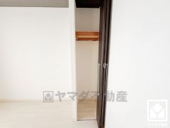 クローゼットは奥行きがあるので、収納力も申し分ありません。