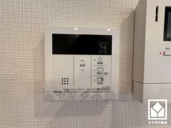 ボタン1つで自動でお湯張りができる自動給湯リモコンです。