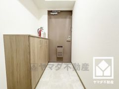 白を基調とした明るい玄関で、毎日を爽やかにスタート。清潔感あふれる空間が、訪れる人々を温かく迎えます。