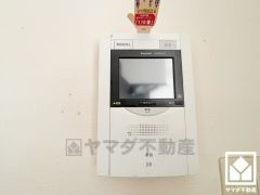 突然の来訪時でも安心なモニター付きインターホンを完備。お留守番中のお子様でも簡単に来訪者の確認ができます。