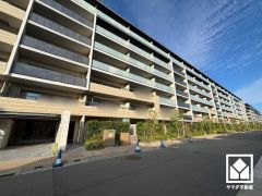 キッチンはカウンター付きの対面式。配膳や片付けがしやすく、お料理中でもお子様の様子が分かって安心です。