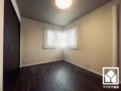 コーナー窓を取り入れた明るくデザイン性の高い洋室で、リラックスしたひとときを過ごせます。