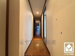 シンプルで洗練された玄関スペース。帰るたびにホッとできる、心地よい住まいの入り口。