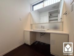 小さなお子様のお風呂上りもこのスペースがあればゆったりとして頂けます。室内洗濯機置場がございますので、天候に左右されず洗濯していただけます。