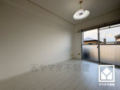 約5.3帖の洋室です。バルコニーにつながるお部屋で、通風・陽当たり良好。