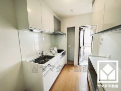 キッチン横には勝手口があり、ゴミ出し便利です。