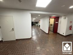 心地よい空間が広がる、清潔で美しいロビー。