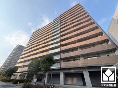 キッチン横にはパントリーもございます。まとめ買いしても心配要らずの収納力です。