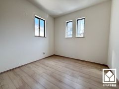 約4.75帖の洋室です。全居室2面採光。明るい陽光がたっぷり差し込む心地よい生活空間です。