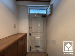 欄間から光が差し込み、外出時にも帰宅時にも、明るい気持ちになれる玄関です。