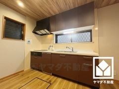 安全性と使いやすさを兼ね備えたIHクッキングヒーターで快適なキッチンライフ。お手入れもラクラクです。床下収納もあり、災害時の非常食や食料品のストックなどを保存できます。