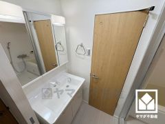 収納付きでスッキリお使い頂ける3面鏡の洗面台です。洗面ボウルが広めなので、忙しい朝でも身支度がしやすく時短になります。