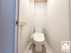 明るく清潔感溢れるトイレです。温水洗浄便座付きで、季節を問わずいつでも温かい便座をお使いいただけます。