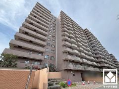 敷地北側に隣接してブランコ・すべり台などの遊具やゆったりとした広場、東屋などが整備された「小松公園」があり、子育て世帯の方にもお勧めです。