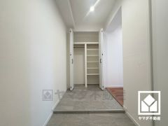 シンプルで洗練された玄関スペース。帰るたびにホッとできる、心地よい住まいの入り口。