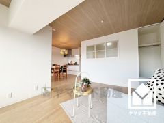 シンプルで美しいデザインのリビングが、毎日の生活に彩りを添える。