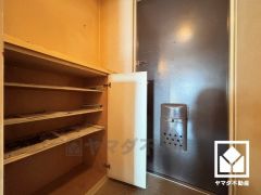 シンプルで洗練された玄関デザイン。帰るたびにホッとできる、心地よい住まいの入り口。シューズボックス付きで、家族の靴もしっかり収納できます。玄関がいつも片付き、気持ちよくお客様を迎えられます。