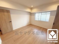 大きな窓からは明るい光が降り注ぎます。